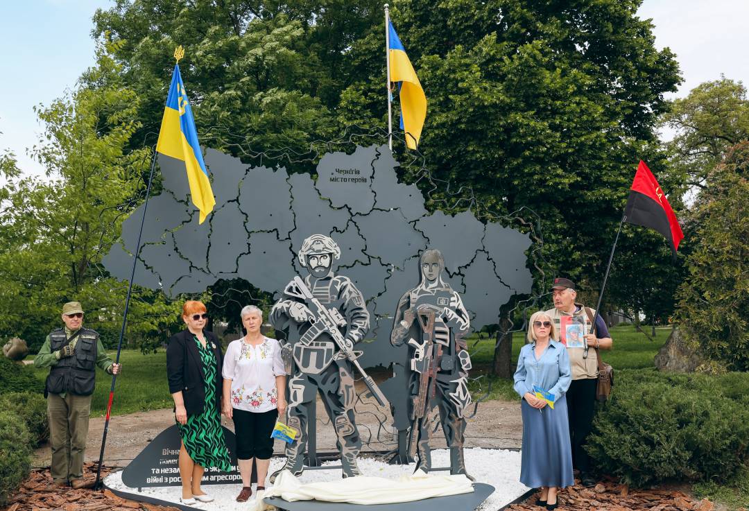 За ініціативи родин загиблих воїнів у Чернігові встановили меморіальний знак