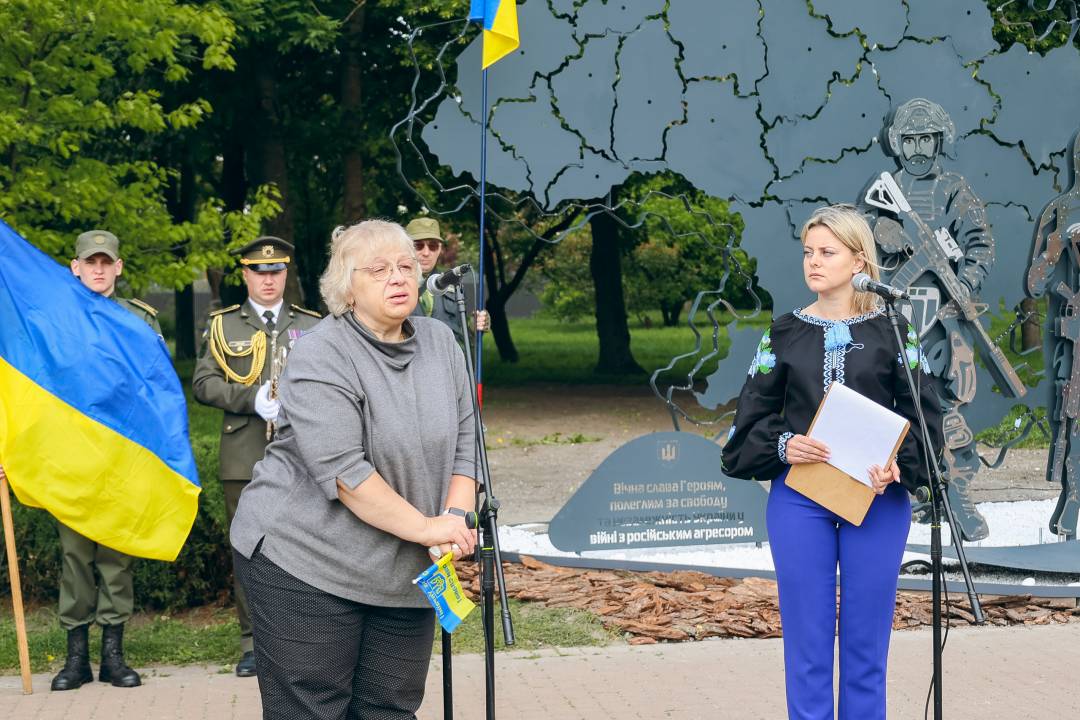 За ініціативи родин загиблих воїнів у Чернігові встановили меморіальний знак