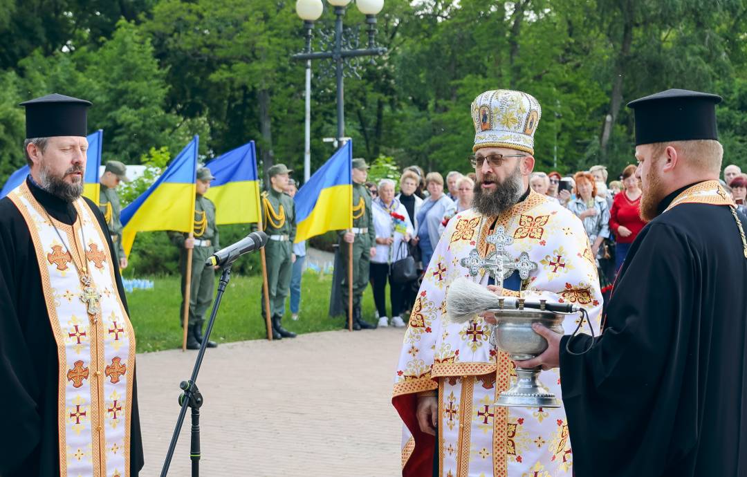 За ініціативи родин загиблих воїнів у Чернігові встановили меморіальний знак
