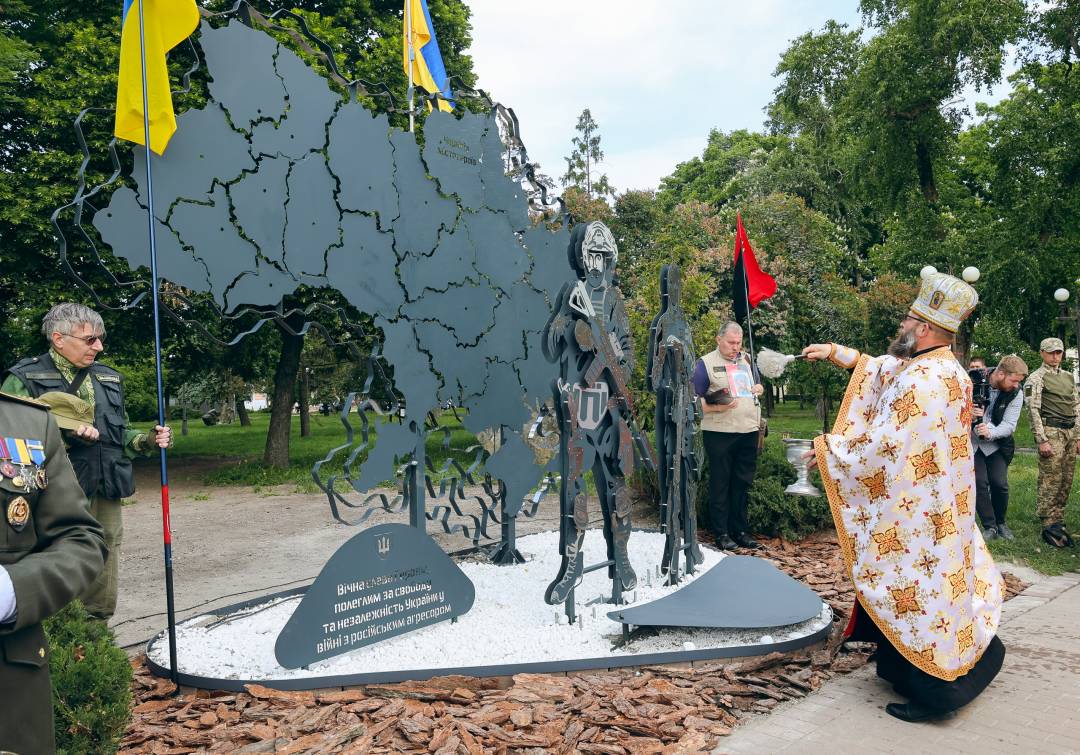 За ініціативи родин загиблих воїнів у Чернігові встановили меморіальний знак