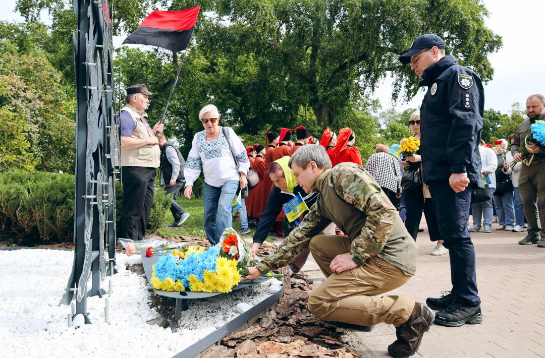За ініціативи родин загиблих воїнів у Чернігові встановили меморіальний знак