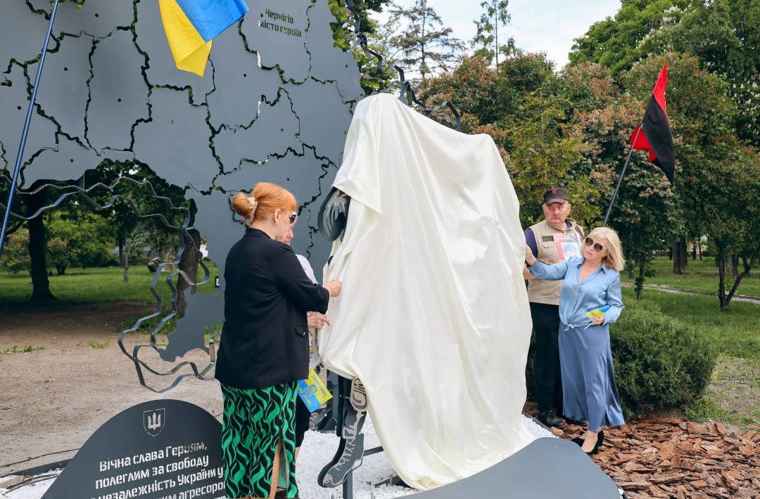 За ініціативи родин загиблих воїнів у Чернігові встановили меморіальний знак