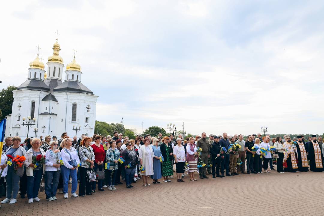 За ініціативи родин загиблих воїнів у Чернігові встановили меморіальний знак