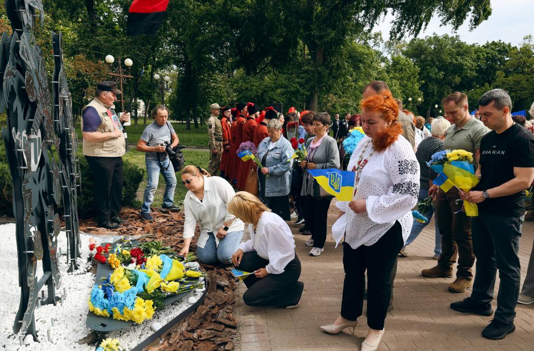 За ініціативи родин загиблих воїнів у Чернігові встановили меморіальний знак
