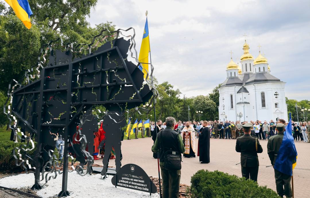 За ініціативи родин загиблих воїнів у Чернігові встановили меморіальний знак