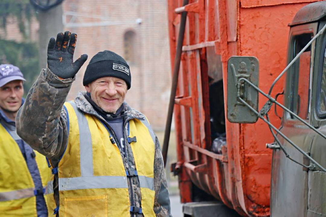Запрошуємо на роботу: КП «АТП-2528» шукає водіїв, трактористів та прибиральників