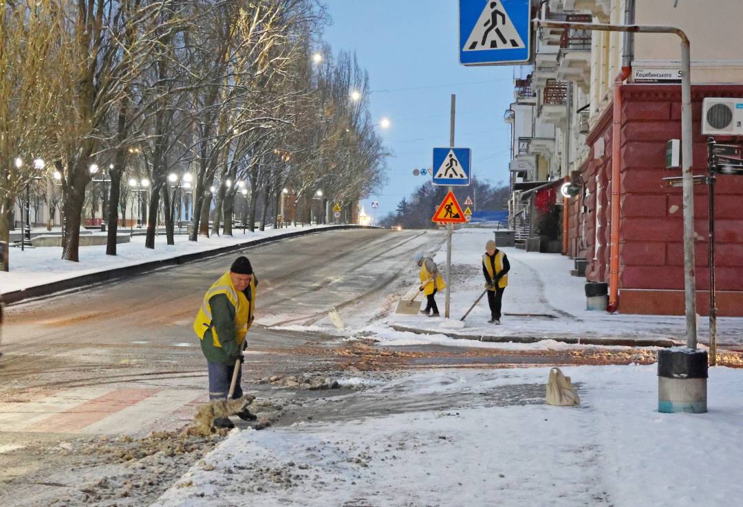 Запрошуємо на роботу: КП «АТП-2528» шукає водіїв, трактористів та прибиральників