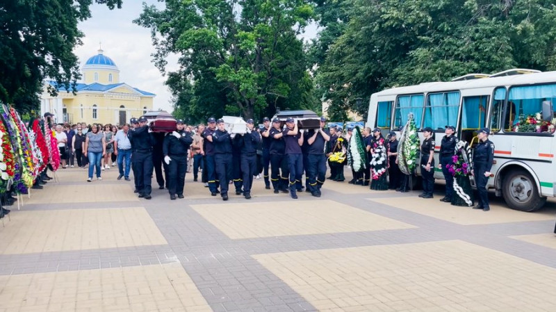 У Прилуках на Чернігівщині попрощалися з родиною, у будинок якої поцілив російський "шахед"