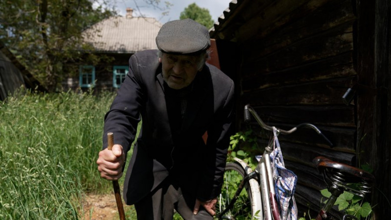 Кілька хатин, електричні стовпи та кладовище: який вигляд має село на Чернігівщині, де помер останній житель
