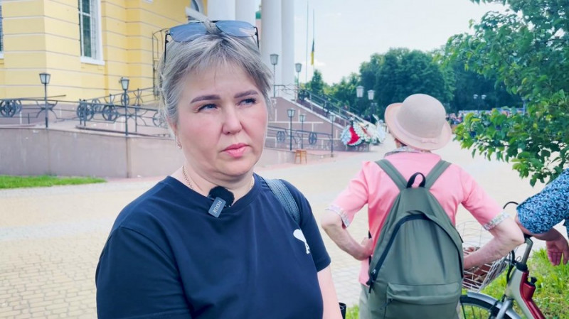 У Прилуках на Чернігівщині попрощалися з родиною, у будинок якої поцілив російський "шахед"