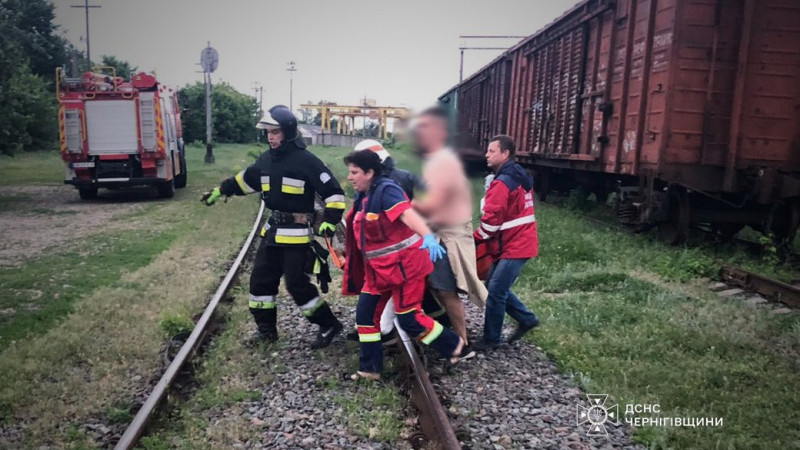 У Бахмачі вразило струмом двох хлопців, які залізли на дах вагона