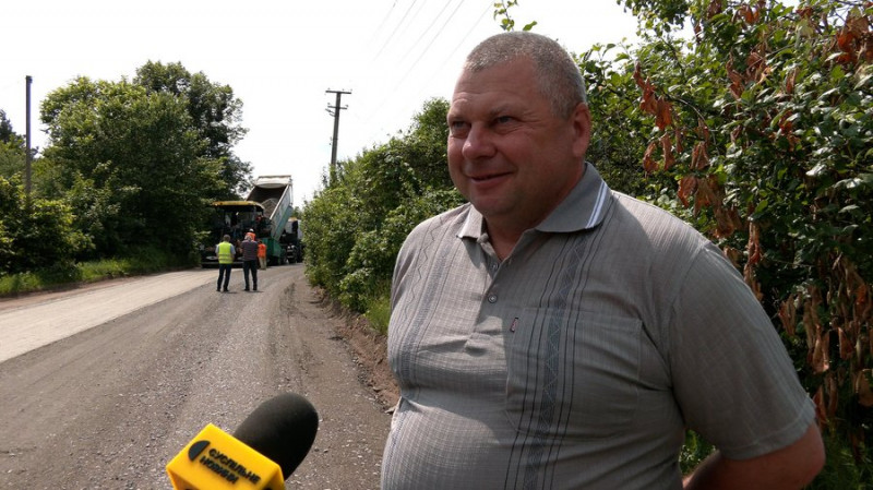 "Три роки громада писала звернення": у селі на Чернігівщині ремонтують дорогу, яку зруйнувала техніка росіян у 2022 році