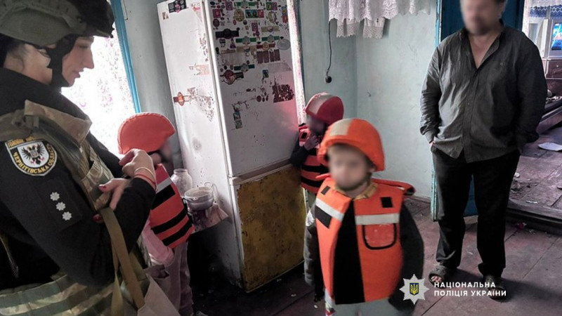 З обстрілюваного росіянами села на прикордонні Чернігівщини евакуювали родину з трьома дітьми