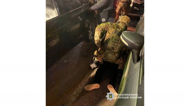 Один із чоловіків, які "підрізали" автобус із військовими й забрали мобілізованих, має перерахувати на ЗСУ 600 тис. грн
