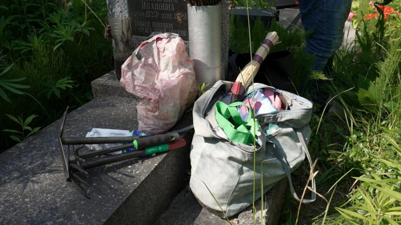 "Приходжу до них, як до рідних": чернігівка на замовлення прибирає могили на кладовищах
