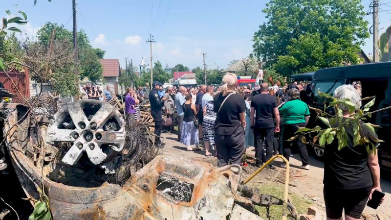 У Прилуках на Чернігівщині попрощалися з родиною, у будинок якої поцілив російський "шахед"