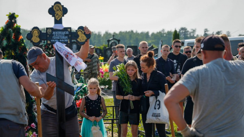 Під час прильоту "шахеда" по місту був біля епіцентру вибуху: у Чернігові попрощалися з 22-річним Данилом Жуковецьким