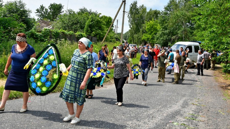 У Коропській громаді на Чернігівщині попрощалися з бійцем Володимиром Шелегом