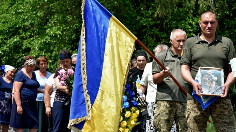 У Коропській громаді на Чернігівщині попрощалися з бійцем Володимиром Шелегом