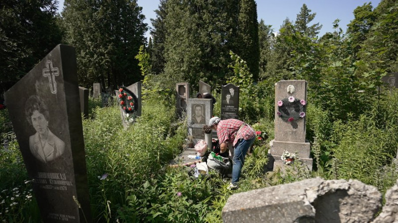 "Приходжу до них, як до рідних": чернігівка на замовлення прибирає могили на кладовищах