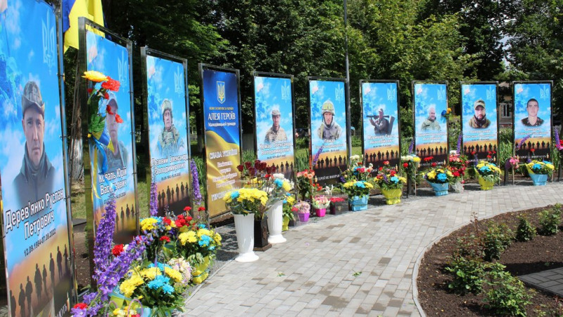 У селищі на Чернігівщині з’явилася Алея Героїв із портретами загиблих військових