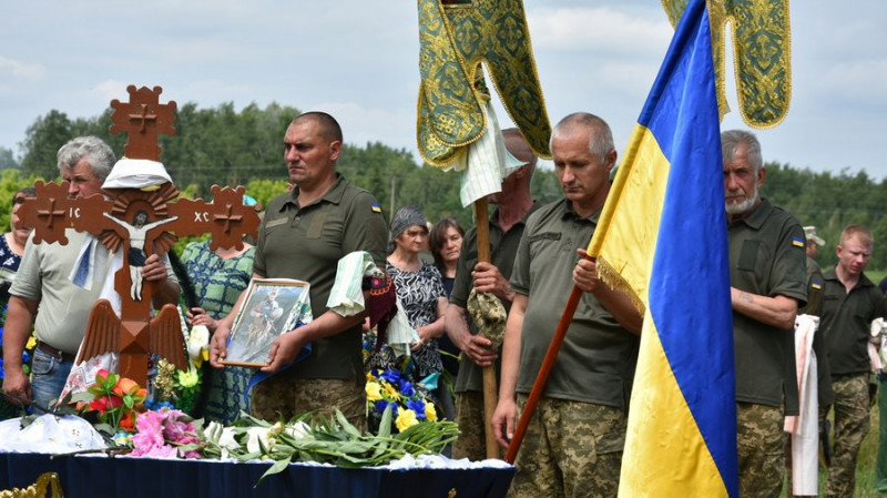 У Коропській громаді на Чернігівщині попрощалися з бійцем Володимиром Шелегом