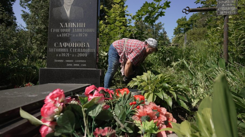 "Приходжу до них, як до рідних": чернігівка на замовлення прибирає могили на кладовищах