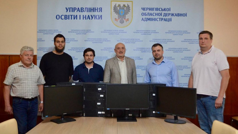 300 комп'ютерів для коледжів та профтехів Чернігівщини привезли латвійські партнери