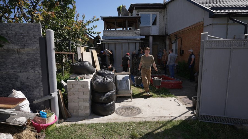 У Чернігові волонтери допомагають відновити будинок, пошкоджений через атаку російських "шахедів" 3 червня