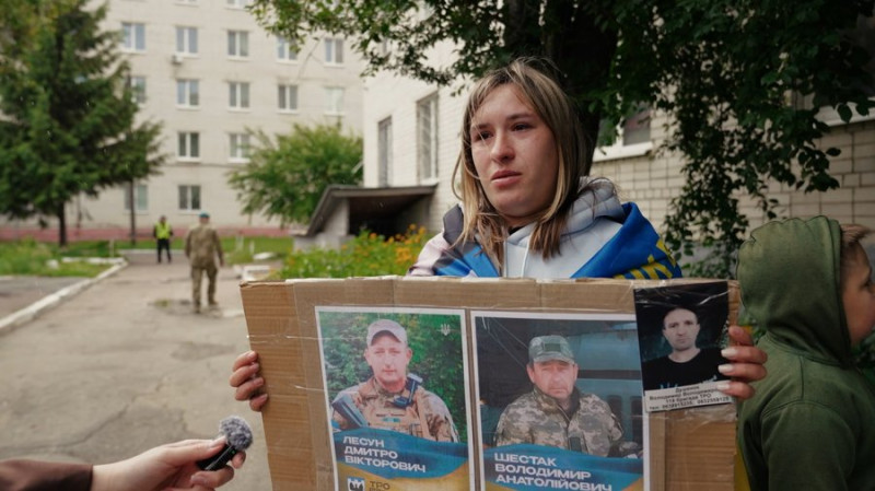 Троє безвісти зниклих в одній родині: як шукають їх рідні з Чернігова, які ходять на обміни, аби дізнатися бодай щось