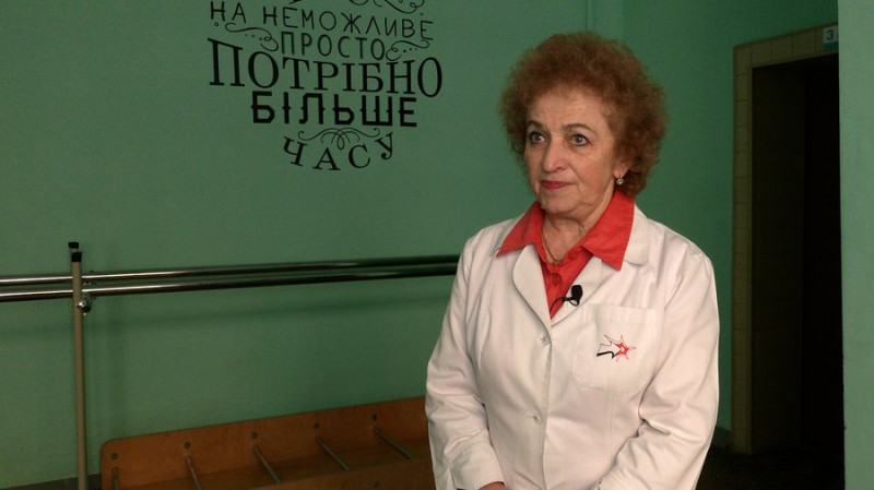 "Зняли бинти — і почав вишивати": як боєць із Чернігівщини, який має 36% опіків тіла, відновлюється після поранення