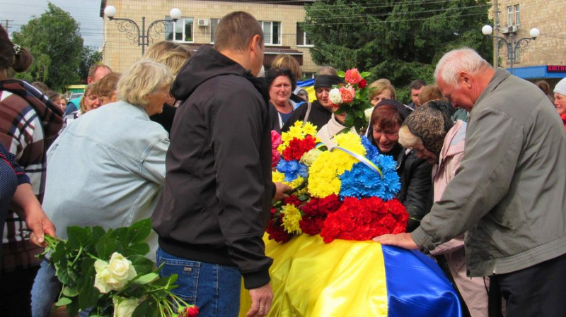 На Чернігівщині в останню путь провели трьох військових, які загинули під час виконання бойових завдань
