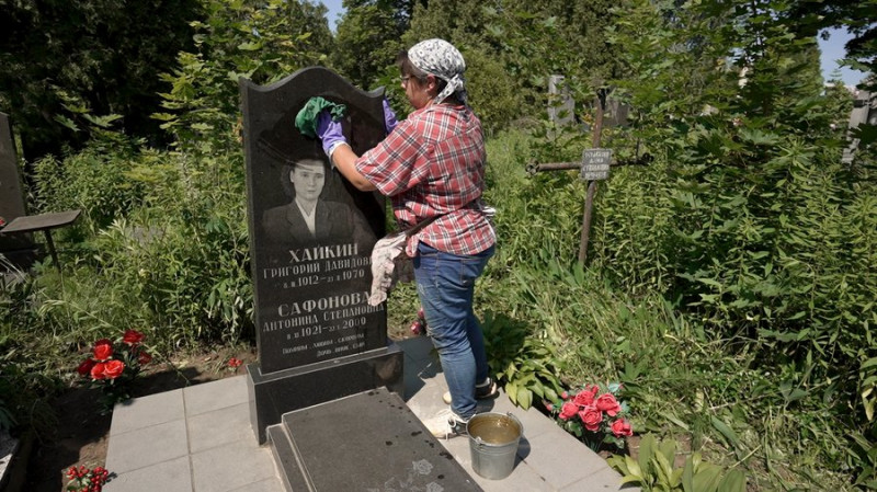 "Приходжу до них, як до рідних": чернігівка на замовлення прибирає могили на кладовищах