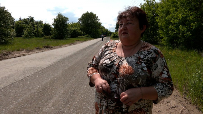 "Три роки громада писала звернення": у селі на Чернігівщині ремонтують дорогу, яку зруйнувала техніка росіян у 2022 році