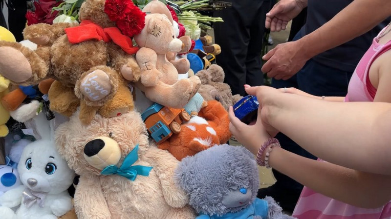 У Прилуках на Чернігівщині попрощалися з родиною, у будинок якої поцілив російський "шахед"