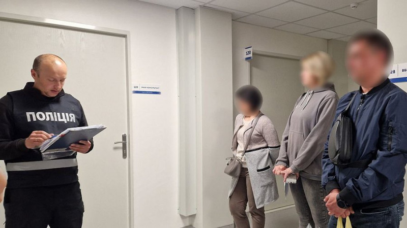 8 000 доларів за непридатність до військової служби на ВЛК: правоохоронці затримали угруповання підозрюваних