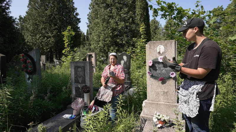 "Приходжу до них, як до рідних": чернігівка на замовлення прибирає могили на кладовищах