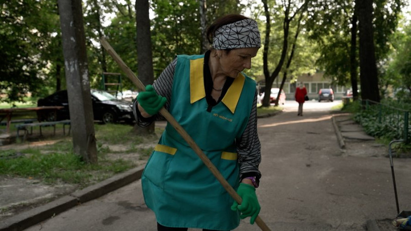 40 років була інженеркою, а з виходом на пенсію змінила професію: історія двірниці Зої Адамюк з Чернігова
