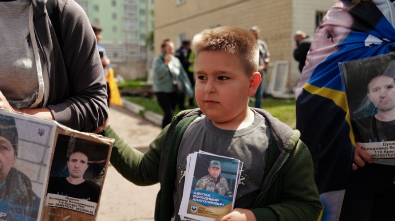Троє безвісти зниклих в одній родині: як шукають їх рідні з Чернігова, які ходять на обміни, аби дізнатися бодай щось