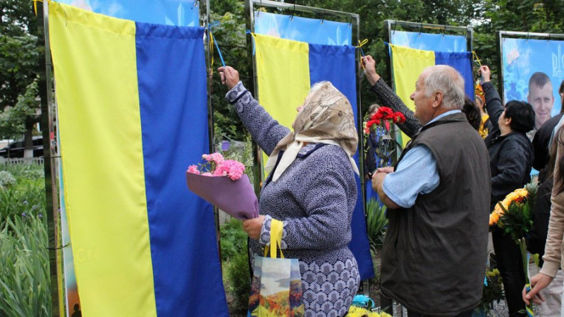 У селищі на Чернігівщині з’явилася Алея Героїв із портретами загиблих військових