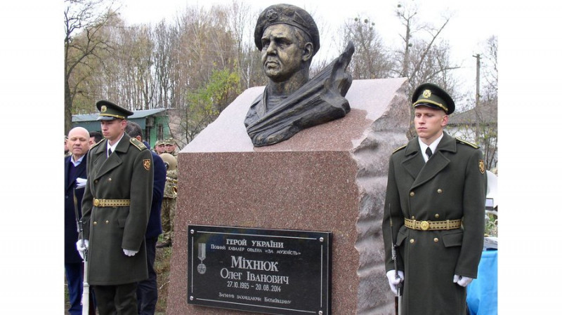 У селищі на Чернігівщині з’явилася Алея Героїв із портретами загиблих військових