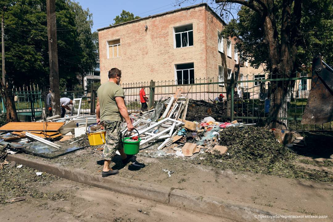 Чернігівська громада об'єднала зусилля для подолання наслідків ворожого удару