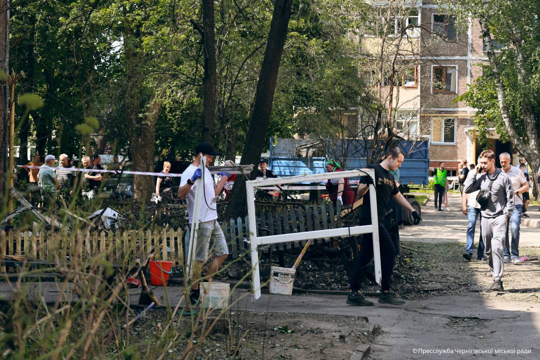 Чернігівська громада об'єднала зусилля для подолання наслідків ворожого удару
