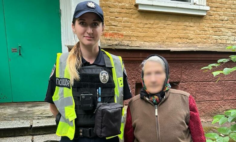 Чернігівські патрульні допомогли повернути додому жінку, яка загубилася