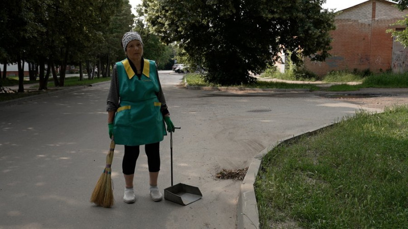 40 років була інженеркою, а з виходом на пенсію змінила професію: історія двірниці Зої Адамюк з Чернігова