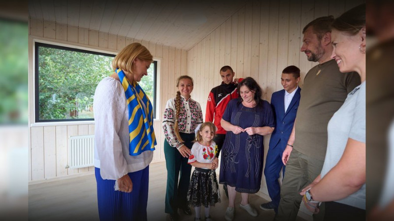 Дали ключі, а потім забрали: чому багатодітна сім'я 9 місяців чекає на заселення до будинку в Ягідному на Чернігівщині