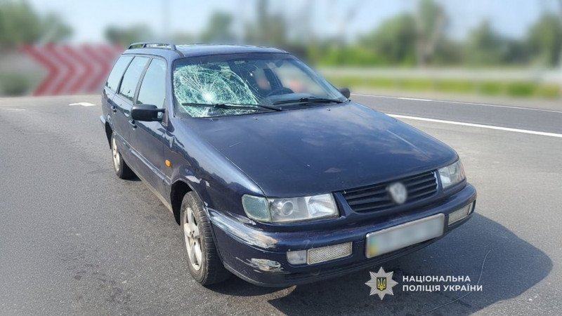 Чоловіка госпіталізували: на Чернігівщині Volkswagen Passat наїхав на військового, який ніс службу на блокпосту