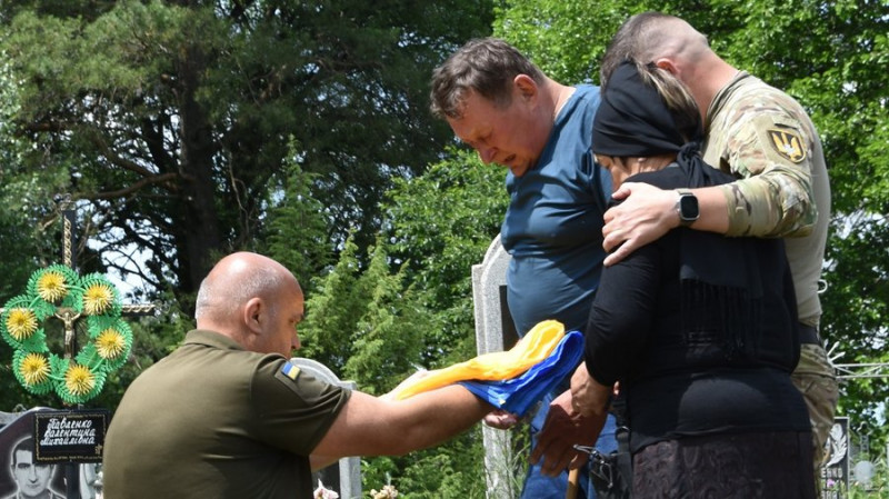 Отримав тяжке поранення, переніс 24 операції, а помер під час реабілітації: на Чернігівщині попрощалися з Іваном Пухою