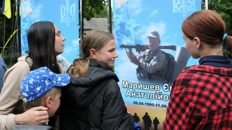 У селищі на Чернігівщині з’явилася Алея Героїв із портретами загиблих військових