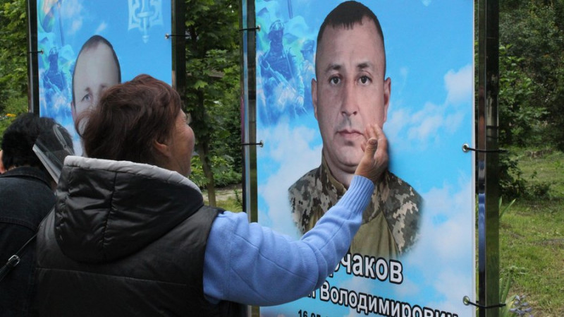 У селищі на Чернігівщині з’явилася Алея Героїв із портретами загиблих військових
